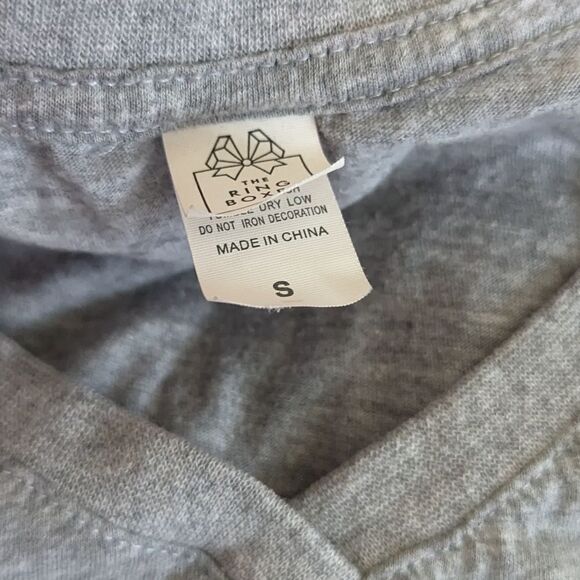 5/$20 The Ring Boxes Girlfriend Fiance V-neck T-shirt Grey Size Small - Picture 3 of 3